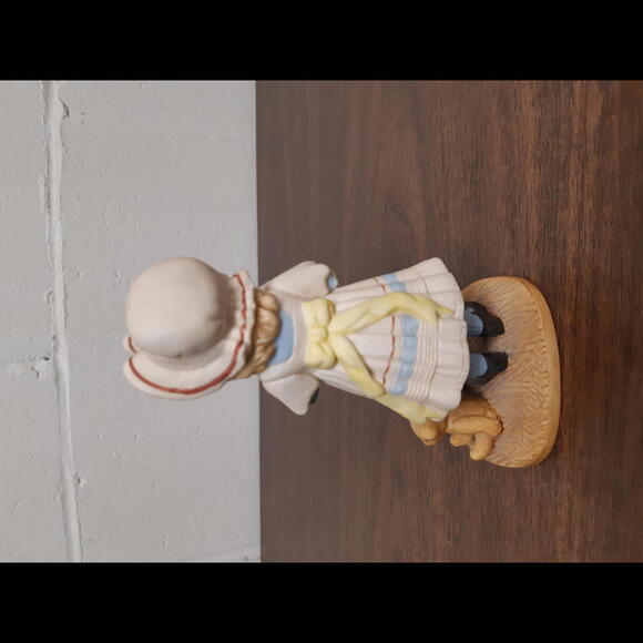 Jan Hagara Limited Edition Figurine - Jenny and Her Bye-Lo Doll - Picture 5 of 6
